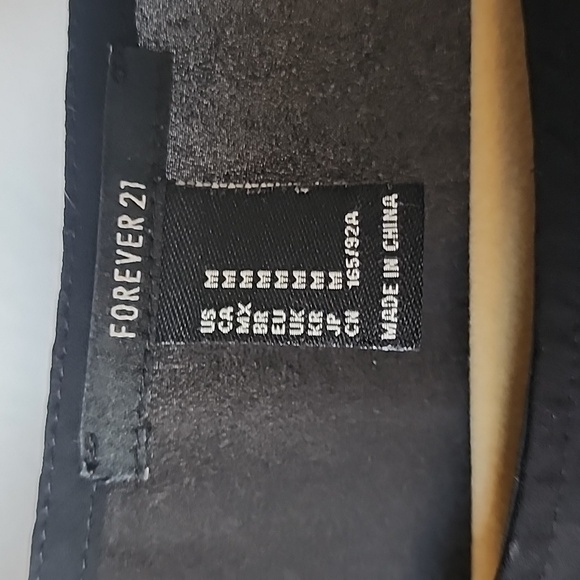 Slightly cropped black top - Picture 2 of 5